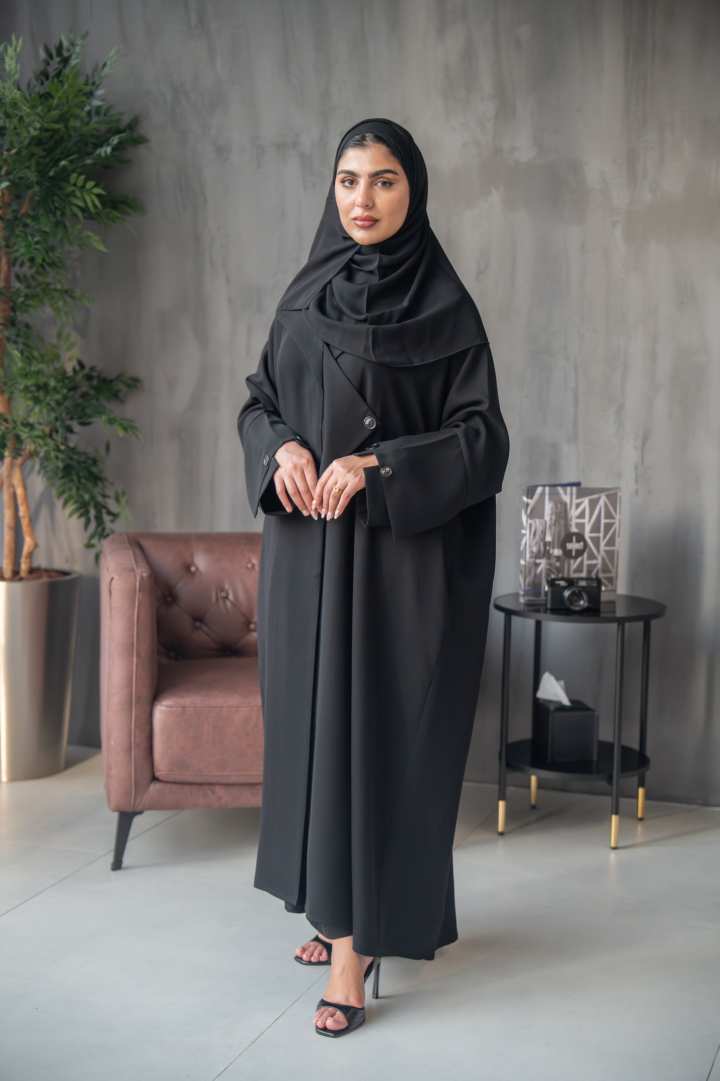 عباية عصرية بأزرار على طراز الكاب