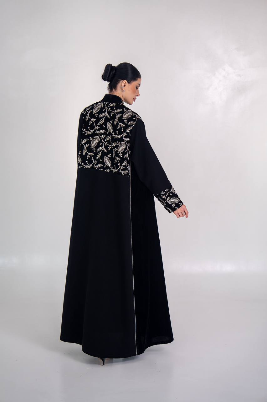 عباية كريب مع مخمل مطرز