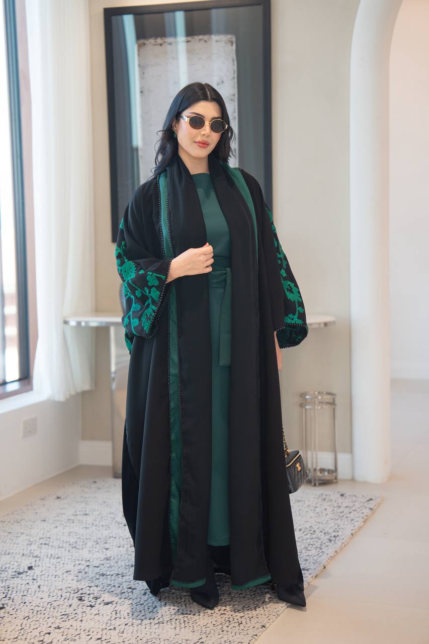 عباية بشت مخمل باللون الاسود مع كريب مطرز اخضر