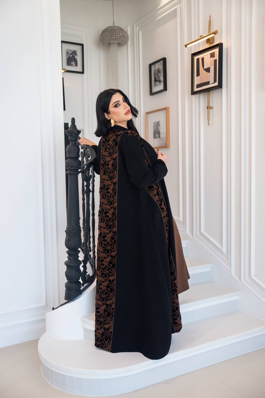 عباية كريب اسود مع مخمل مطرز