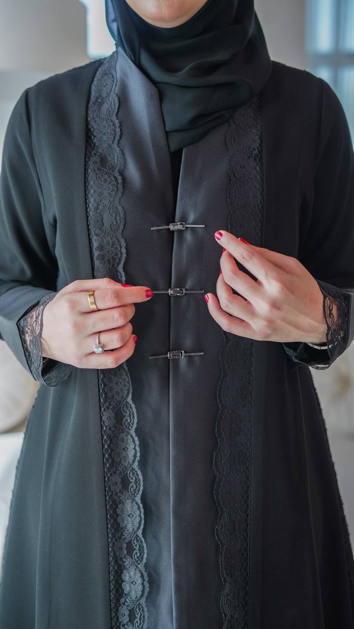 Crepe abaya with satin and lace, in black.C:1075