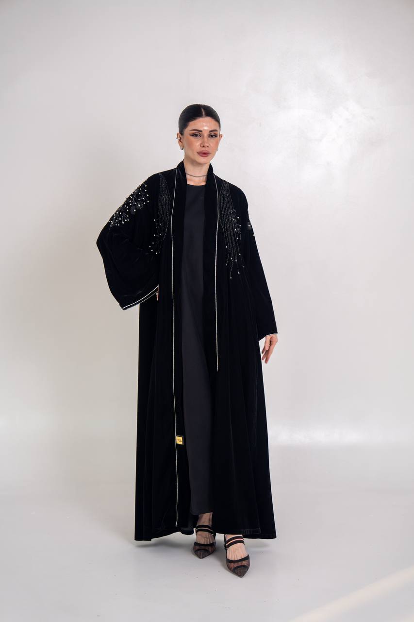 عباية مخمل باللون الاسود مع شك يدوي