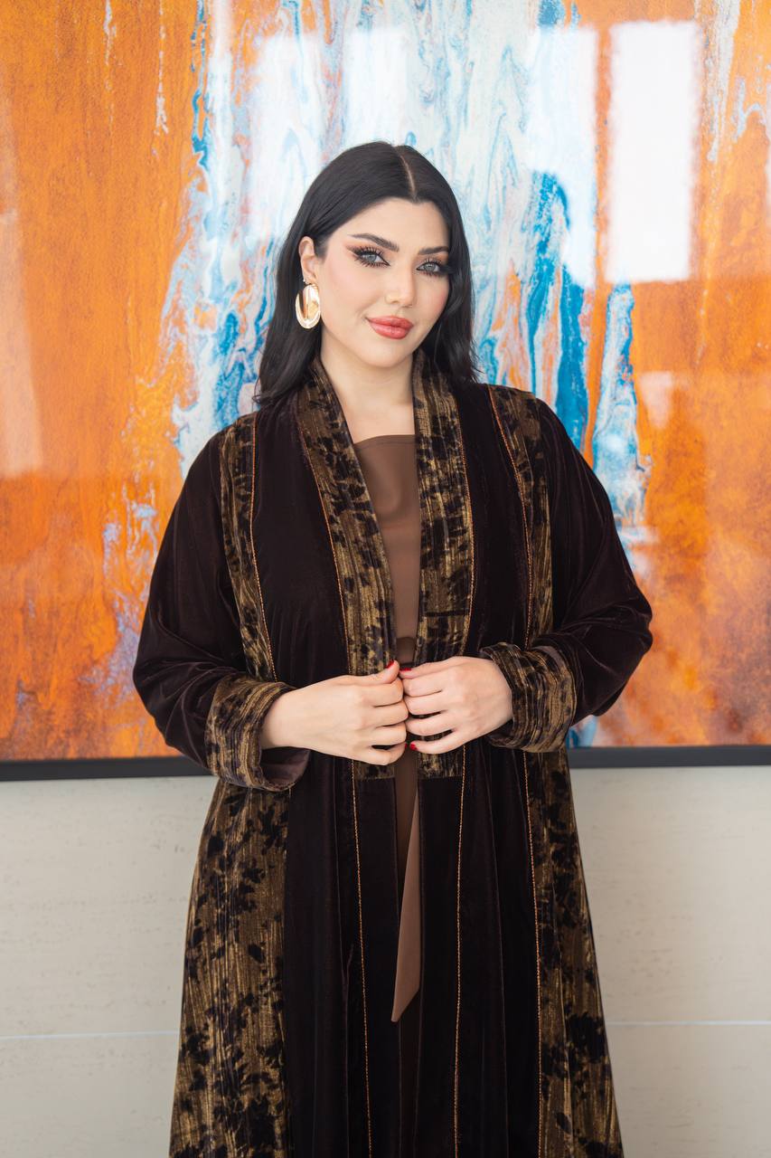 عباية مخمل سادة باللون الاسود مع مخمل مشجر