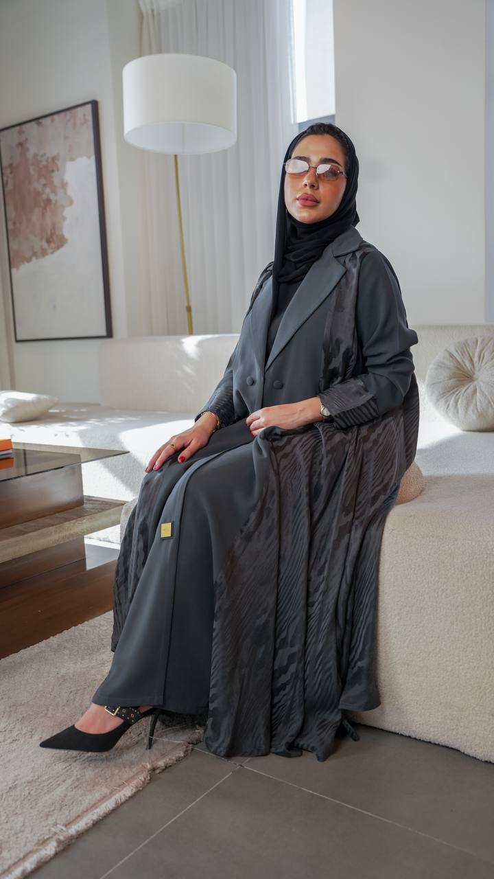 Crepe abaya with silk crepe on the sides, in gray.C:1077