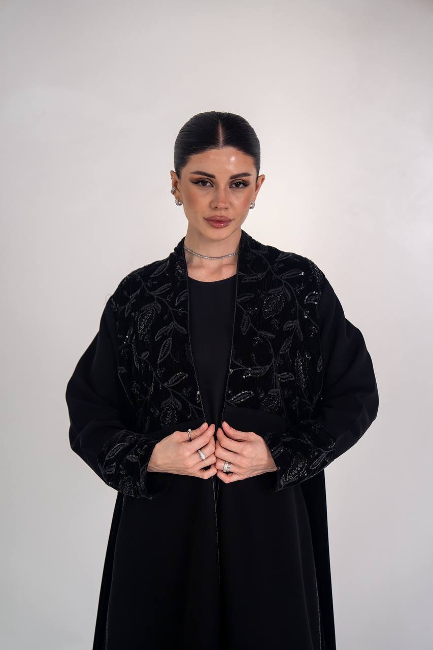 عباية كريب مع المخمل المطرز