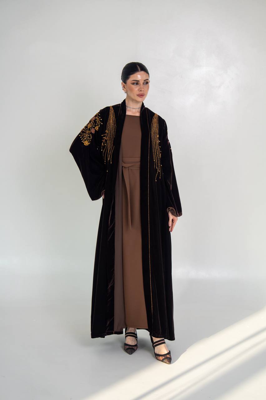 عباية مخمل باللون الاسود مع شك يدوي