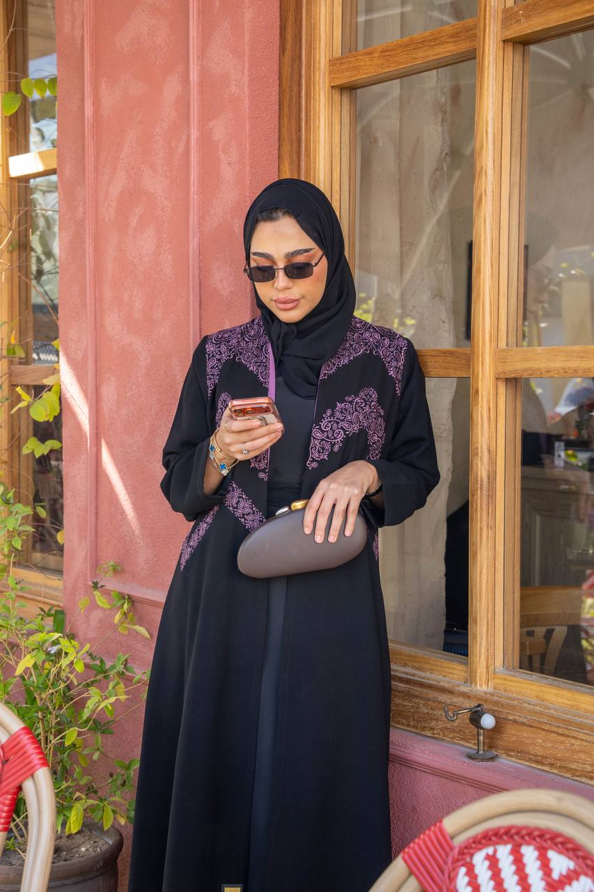 عباية كريب باللون الاسود مع تطريز