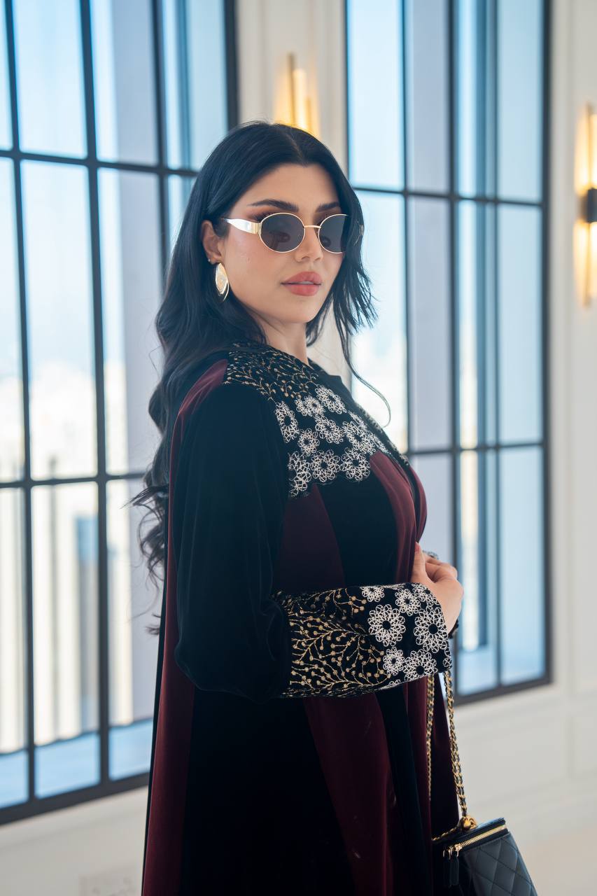 عباية مخمل باللون العنابي مع تطريز