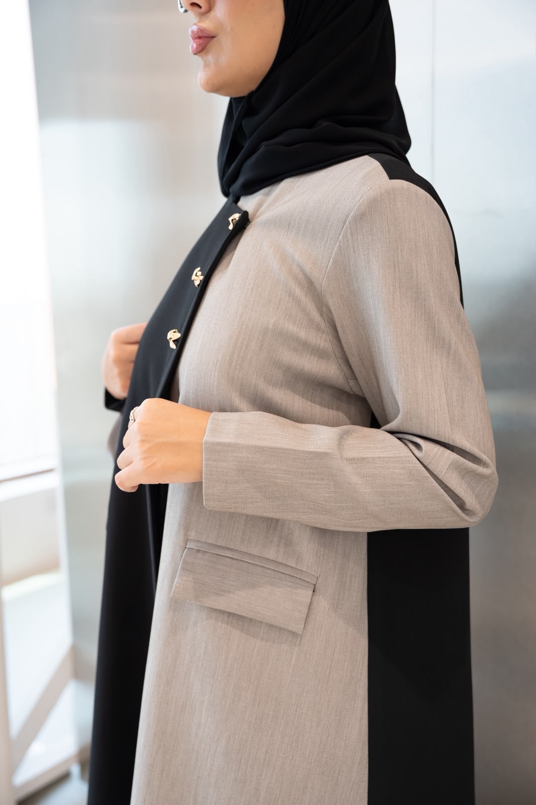 crepe abaya in black and beige. C:1107