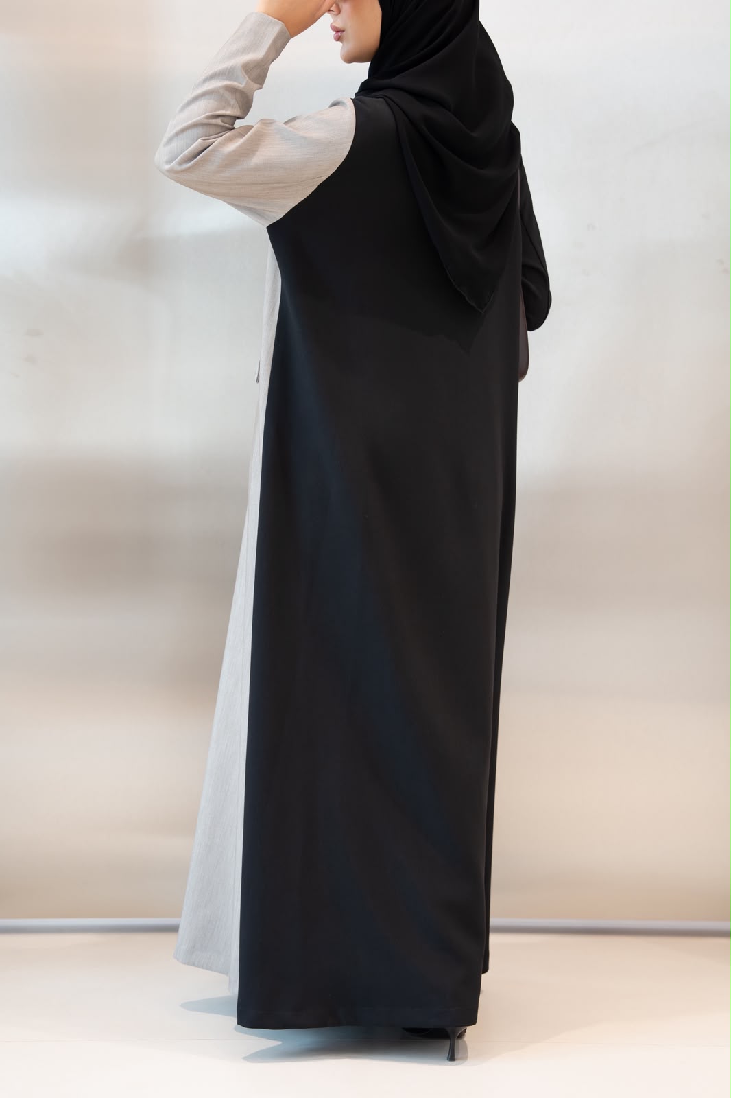 crepe abaya in black and beige. C:1107
