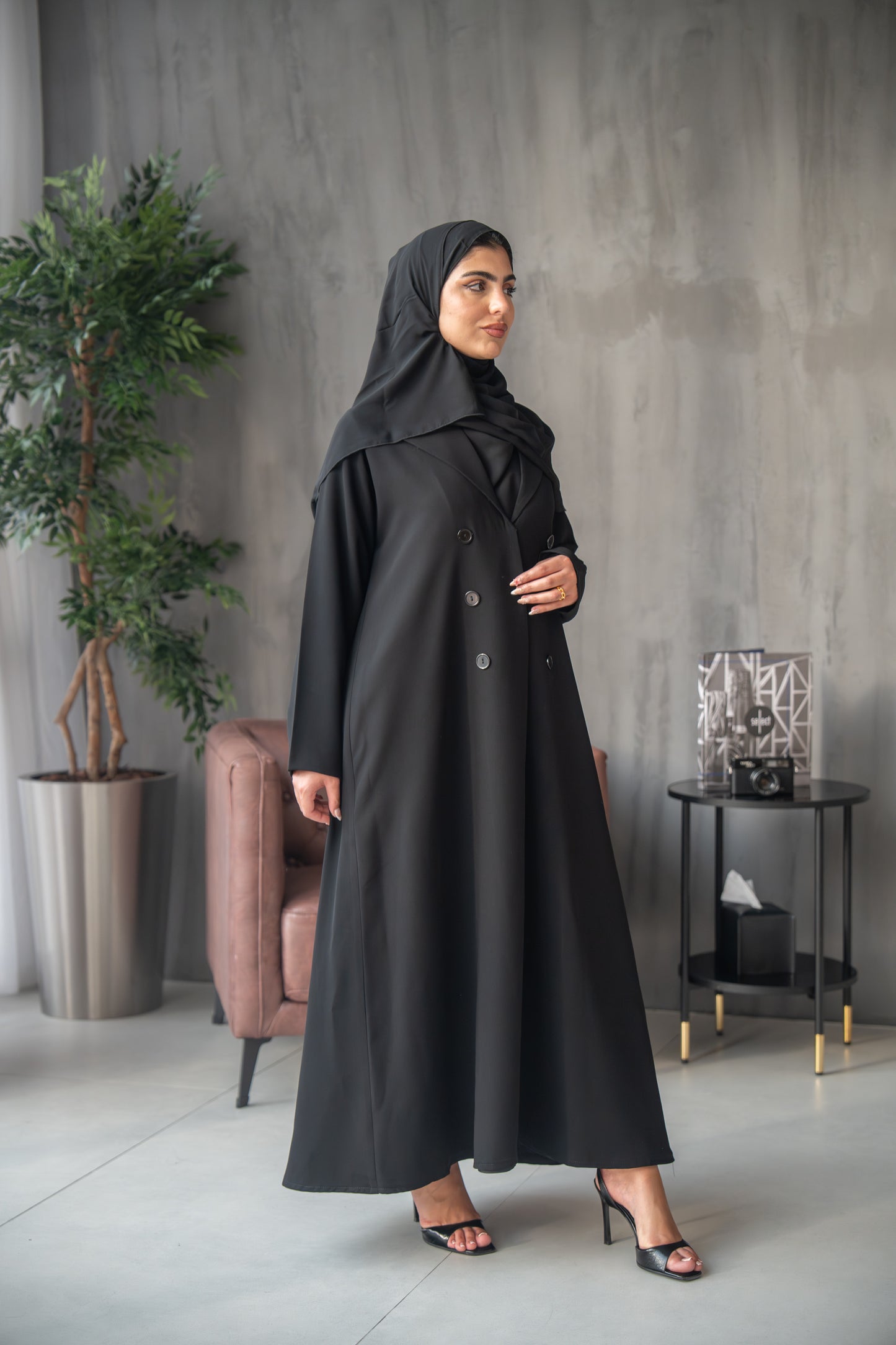 عباية سوداء أنيقة مزدوجة الصدر