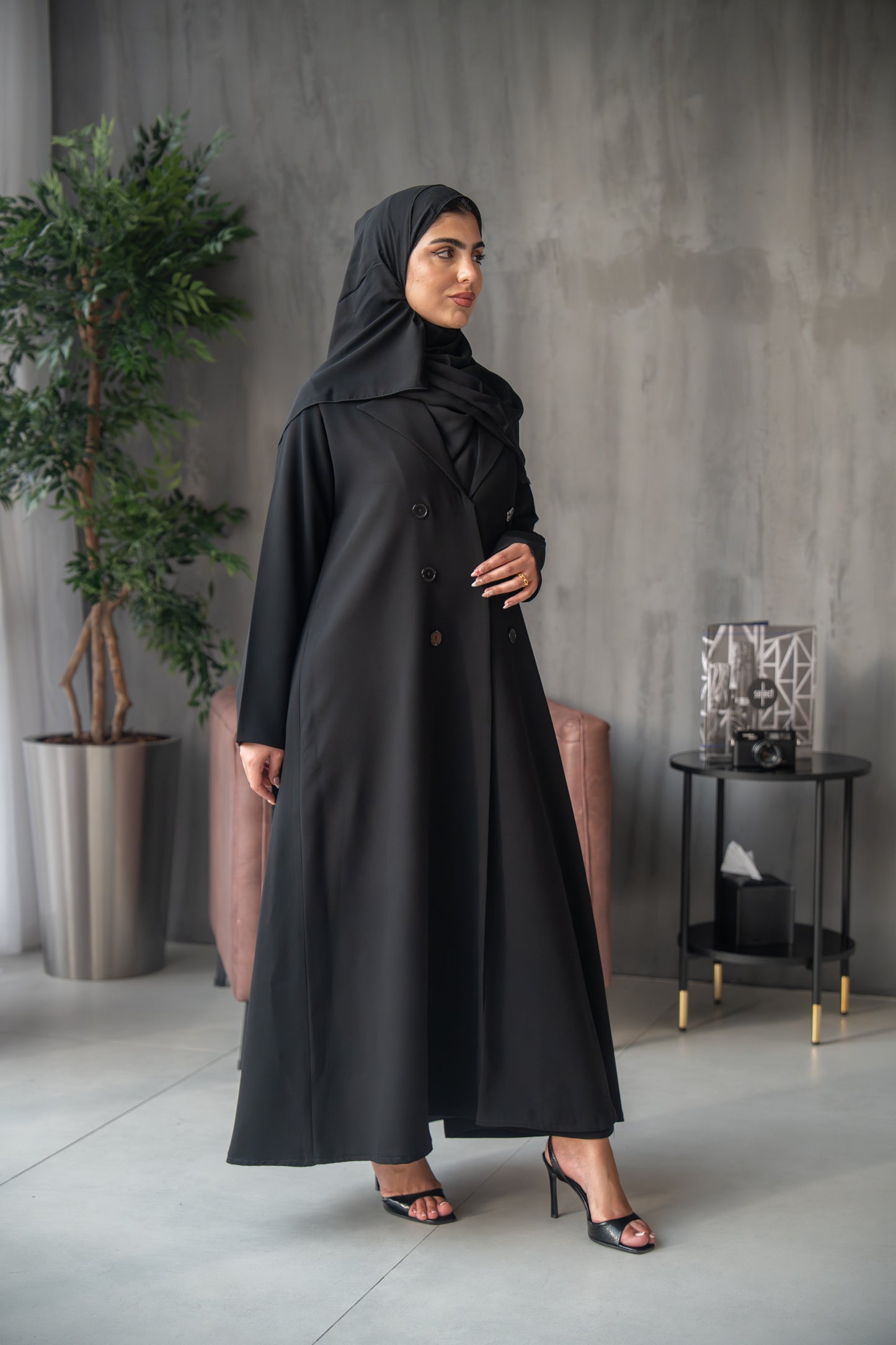 عباية سوداء أنيقة مزدوجة الصدر