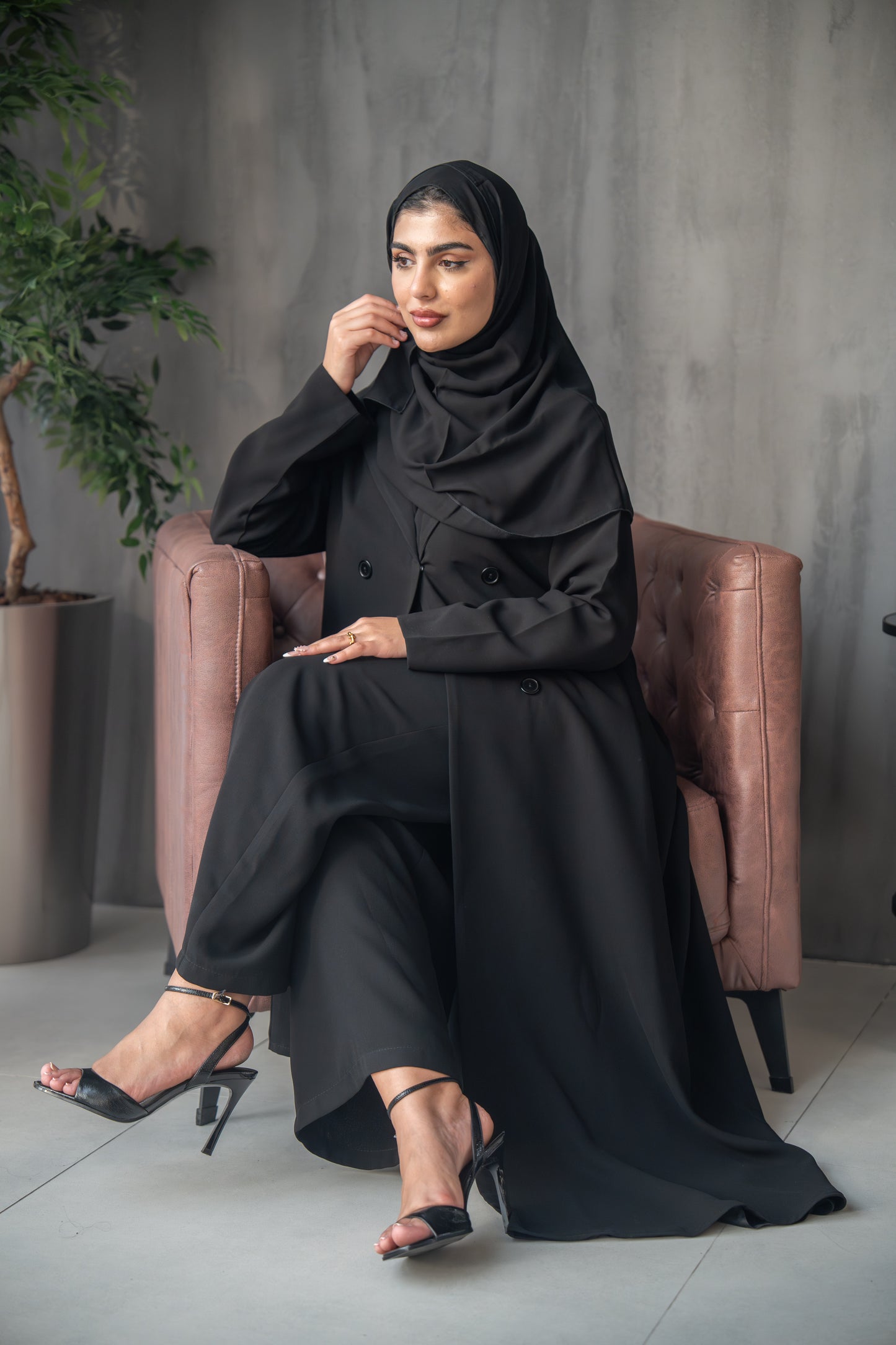 عباية سوداء أنيقة مزدوجة الصدر