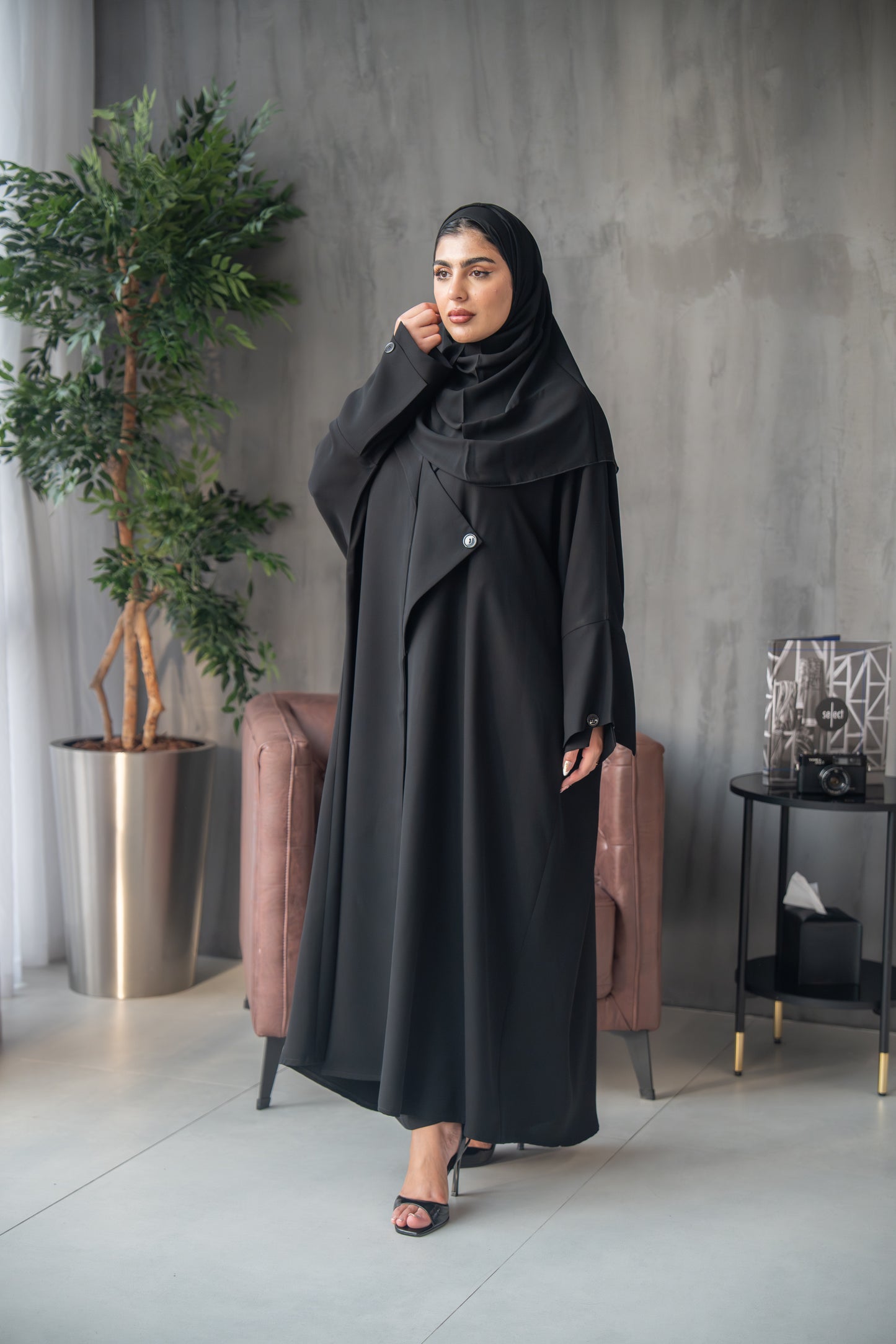 عباية عصرية بأزرار على طراز الكاب