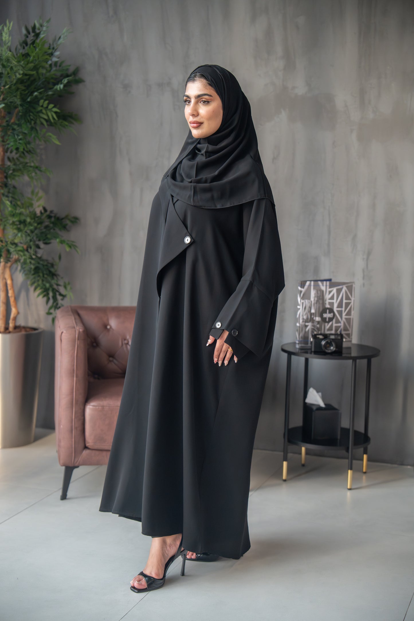 عباية عصرية بأزرار على طراز الكاب