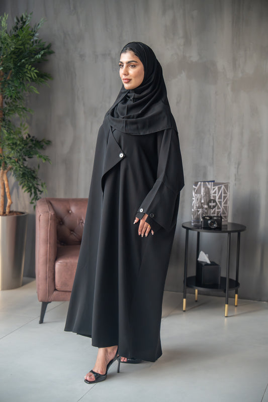 عباية عصرية بأزرار على طراز الكاب