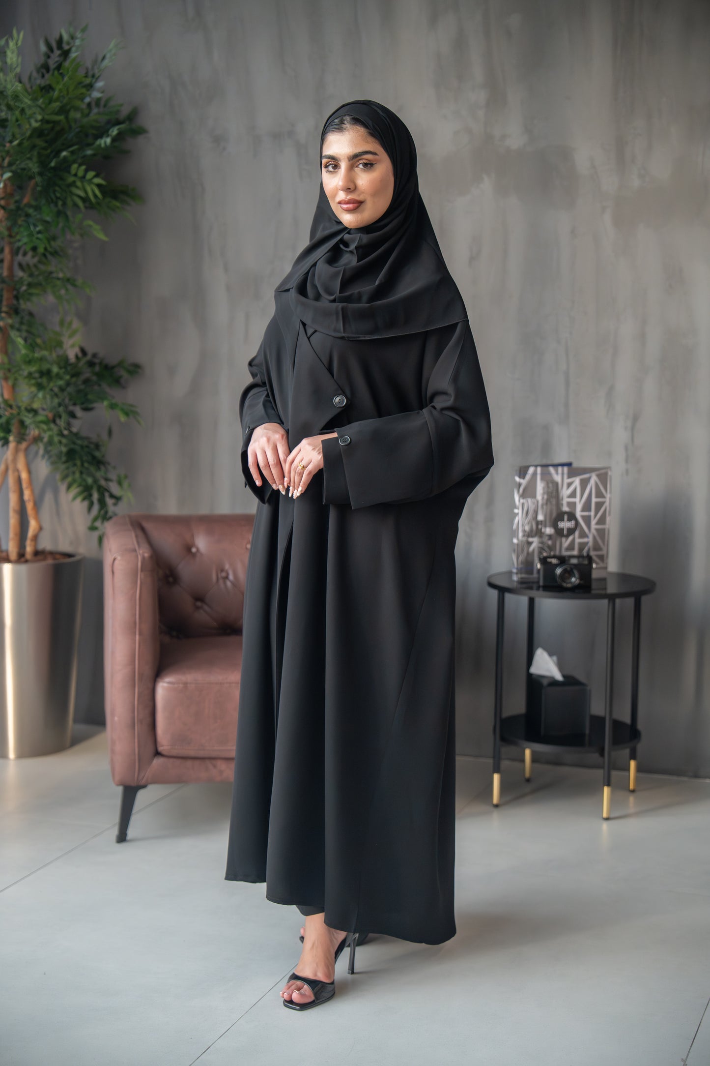 عباية عصرية بأزرار على طراز الكاب