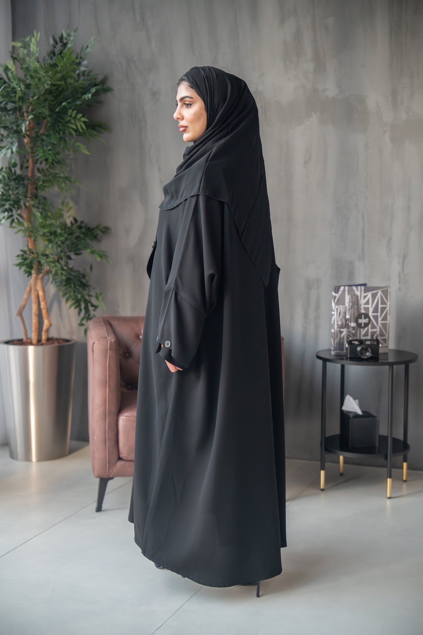 عباية عصرية بأزرار على طراز الكاب