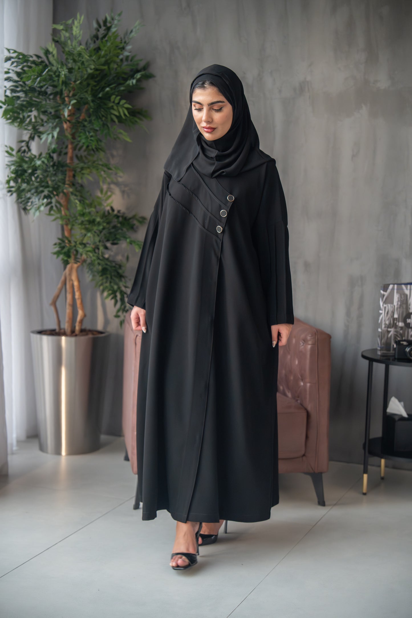 عباية بأزرار غير متماثلة