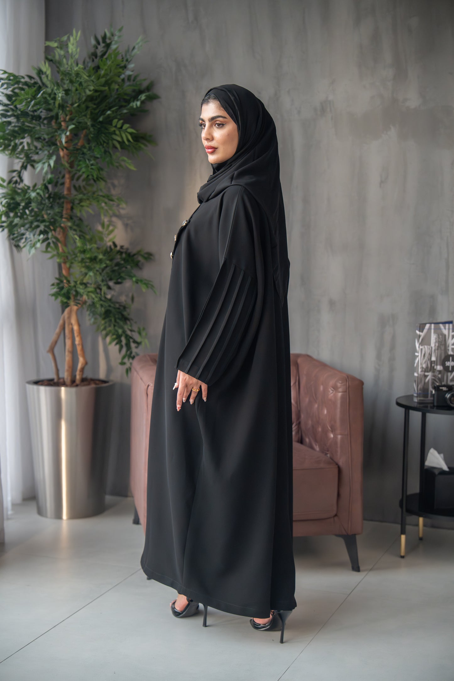 عباية بأزرار غير متماثلة