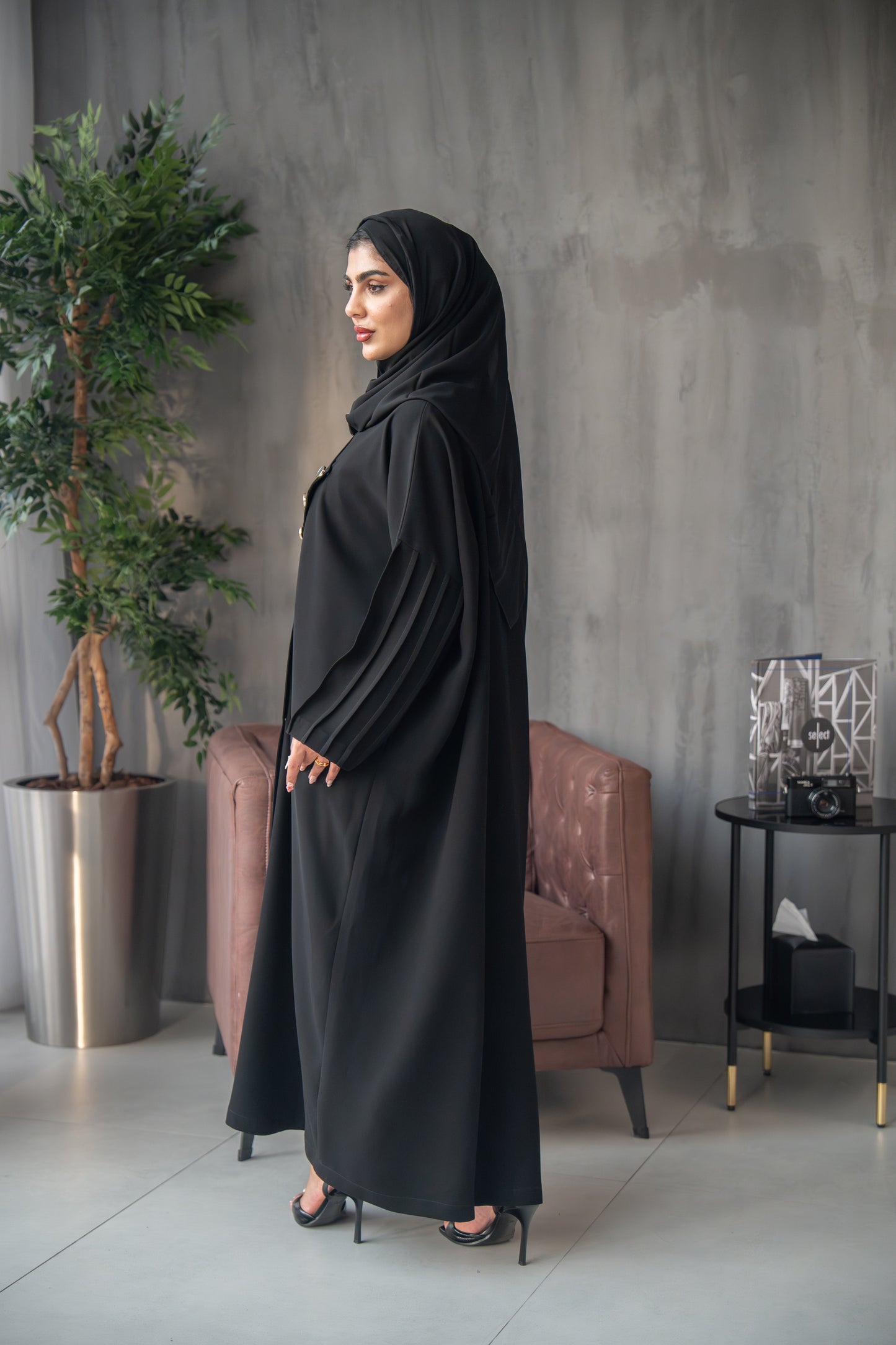 عباية بأزرار غير متماثلة