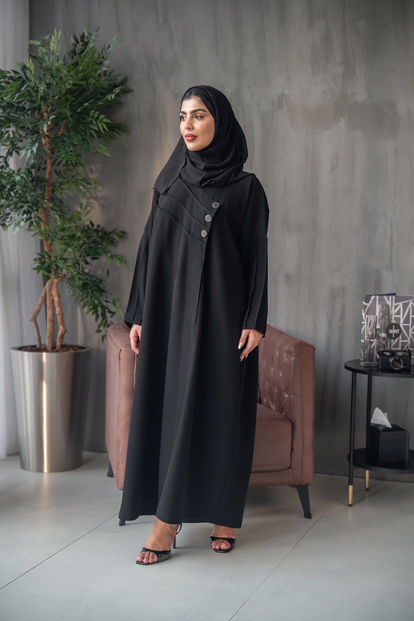 عباية بأزرار غير متماثلة