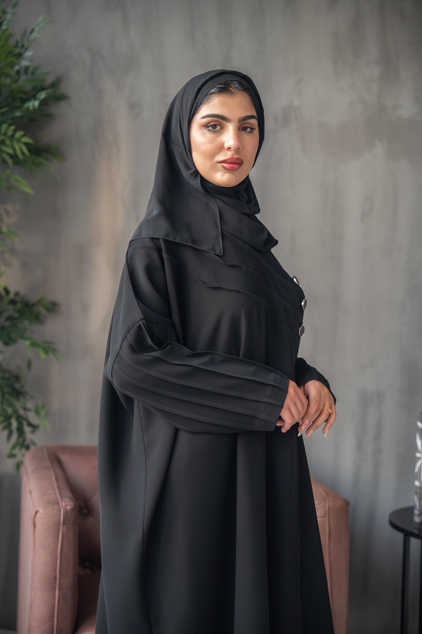 عباية بأزرار غير متماثلة