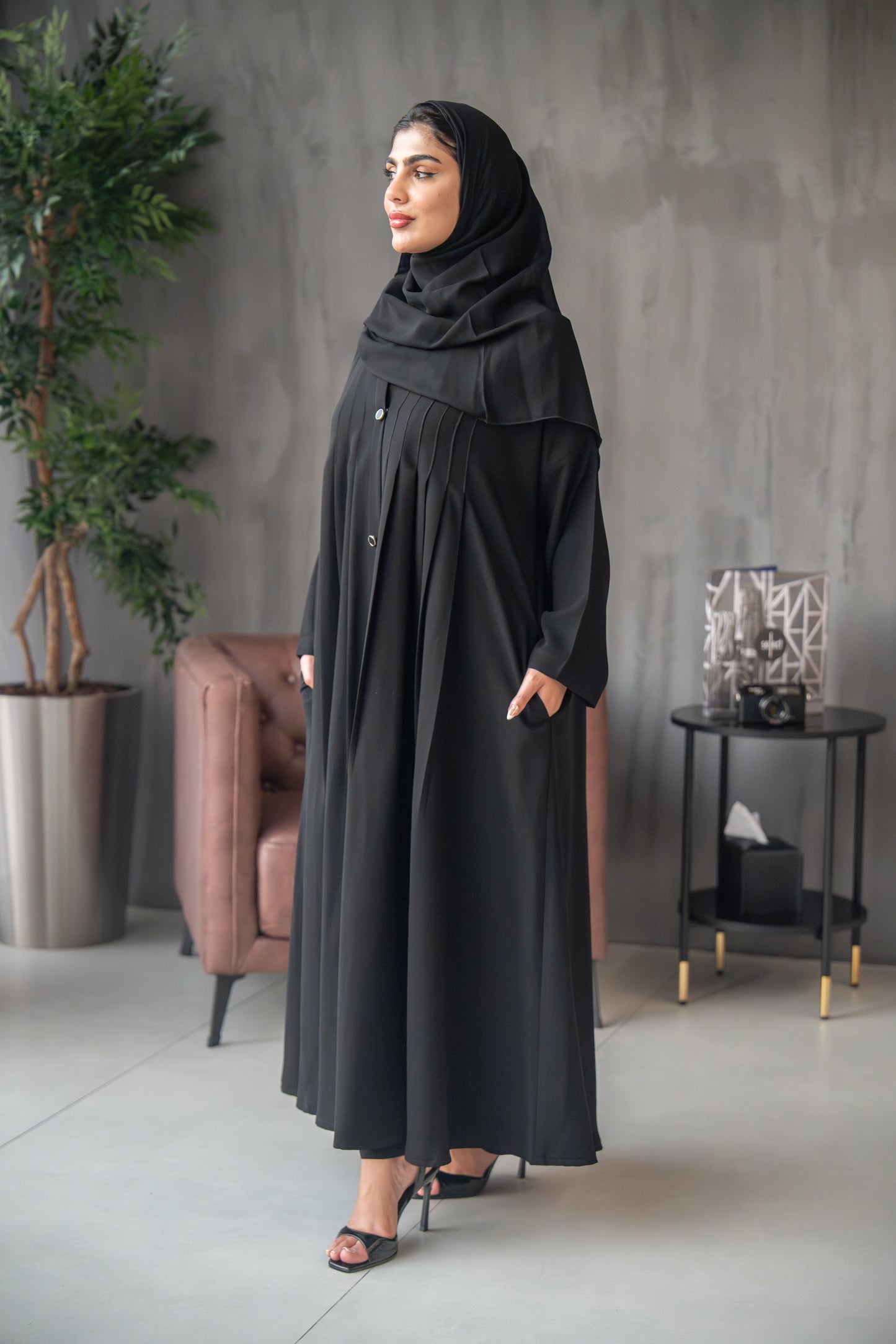 عباية أنيقة مطوية