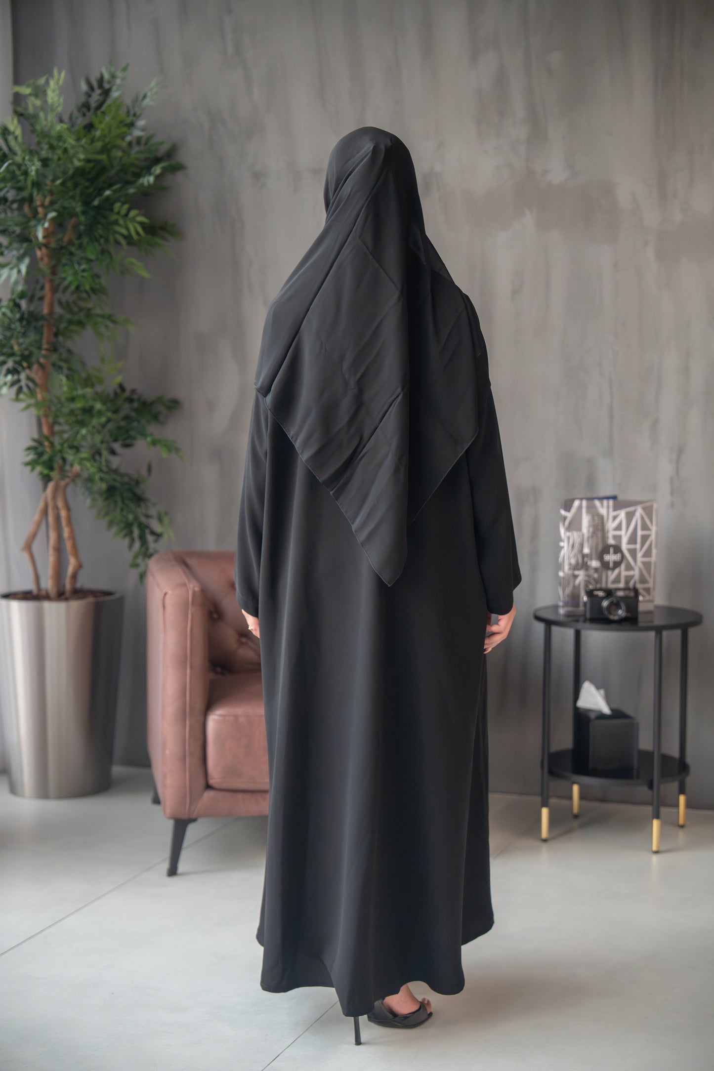 عباية أنيقة مطوية