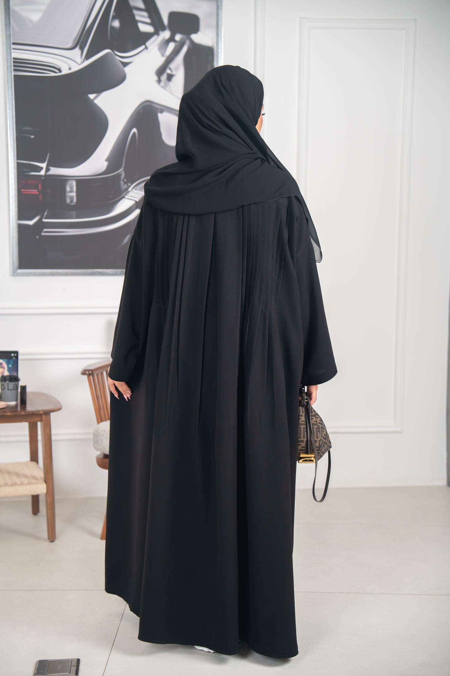 عباية الطايرة - أناقة مطوية في الحركة