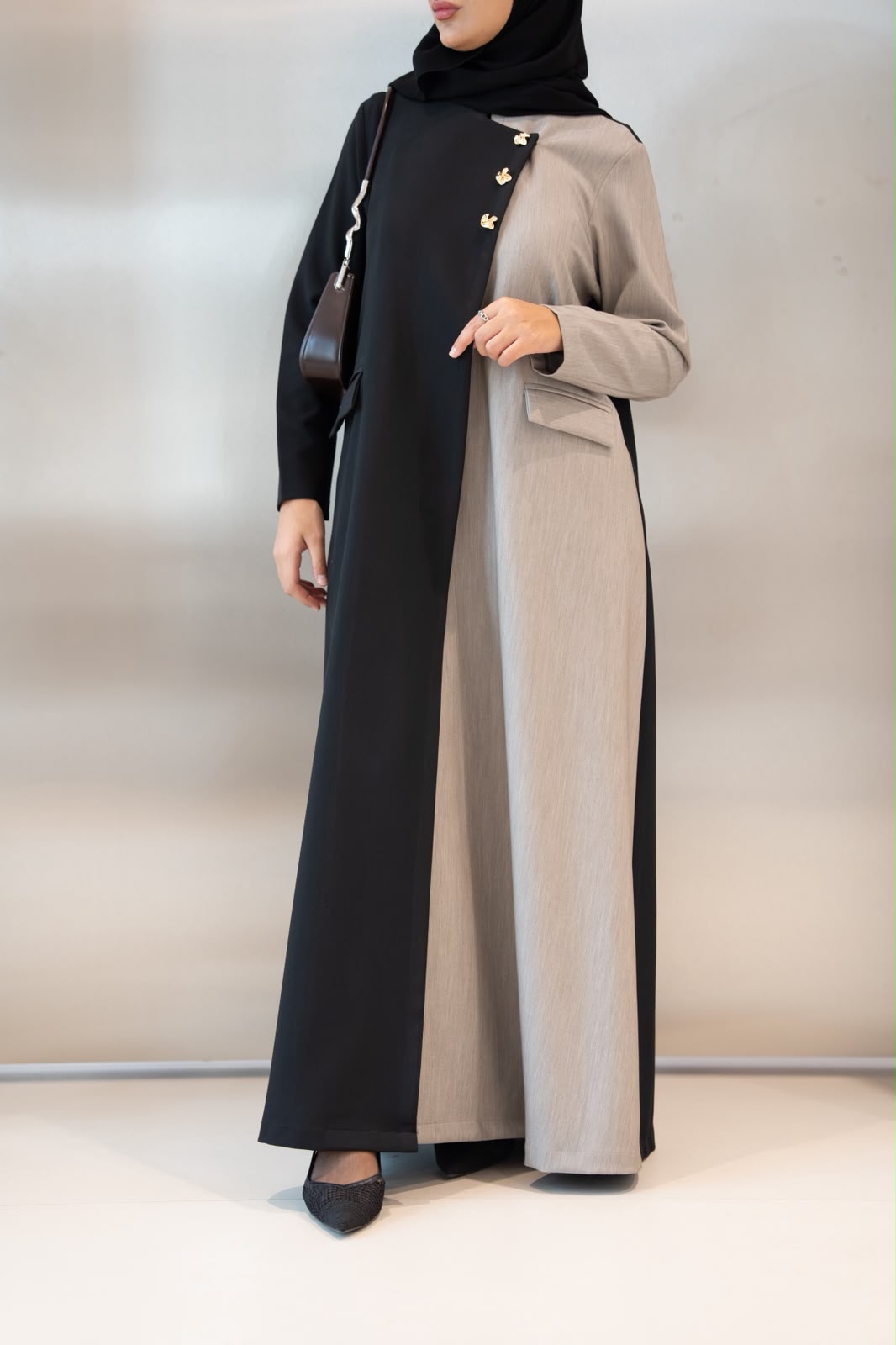 crepe abaya in black and beige. C:1107