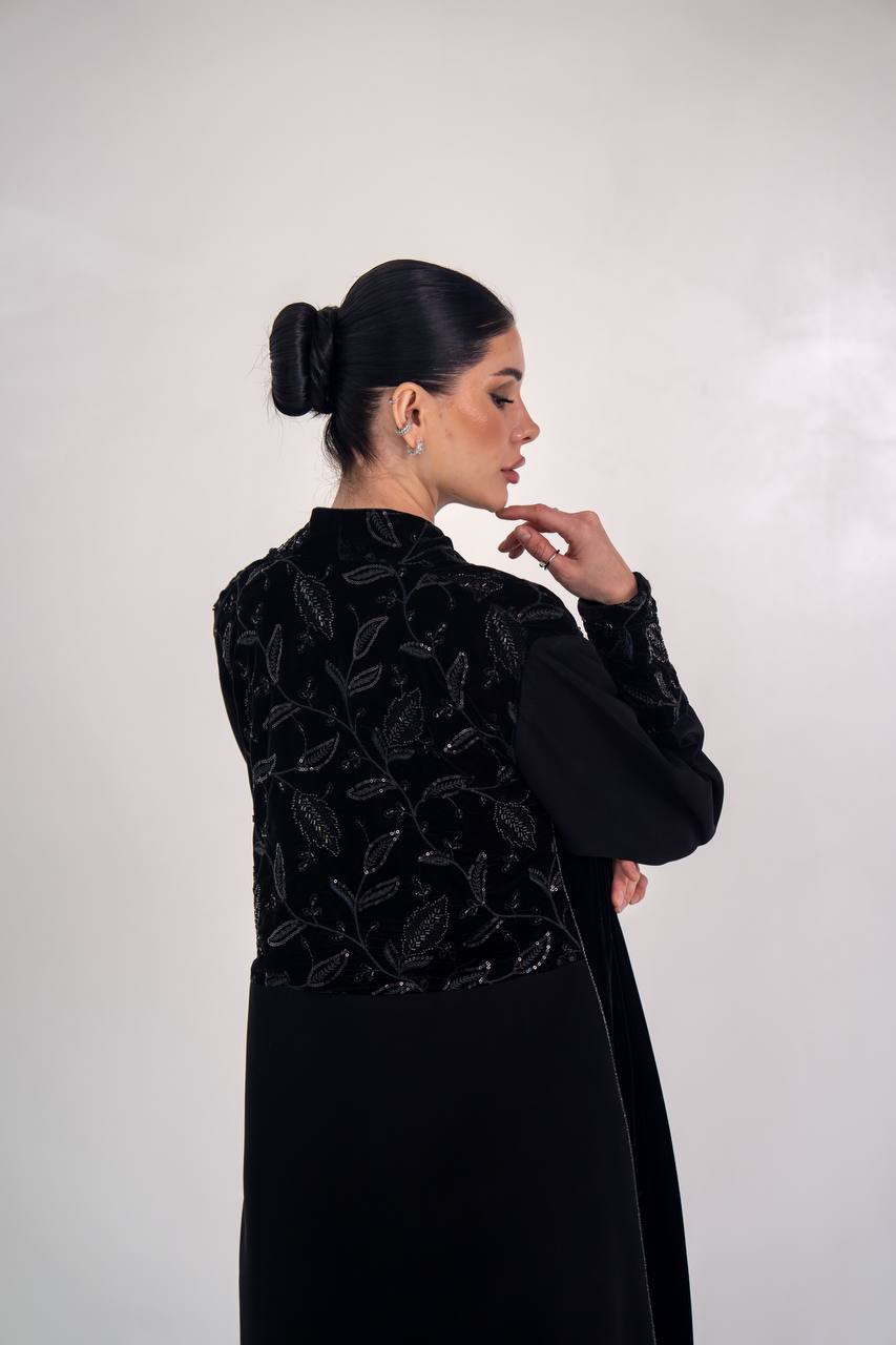 عباية كريب مع المخمل المطرز 