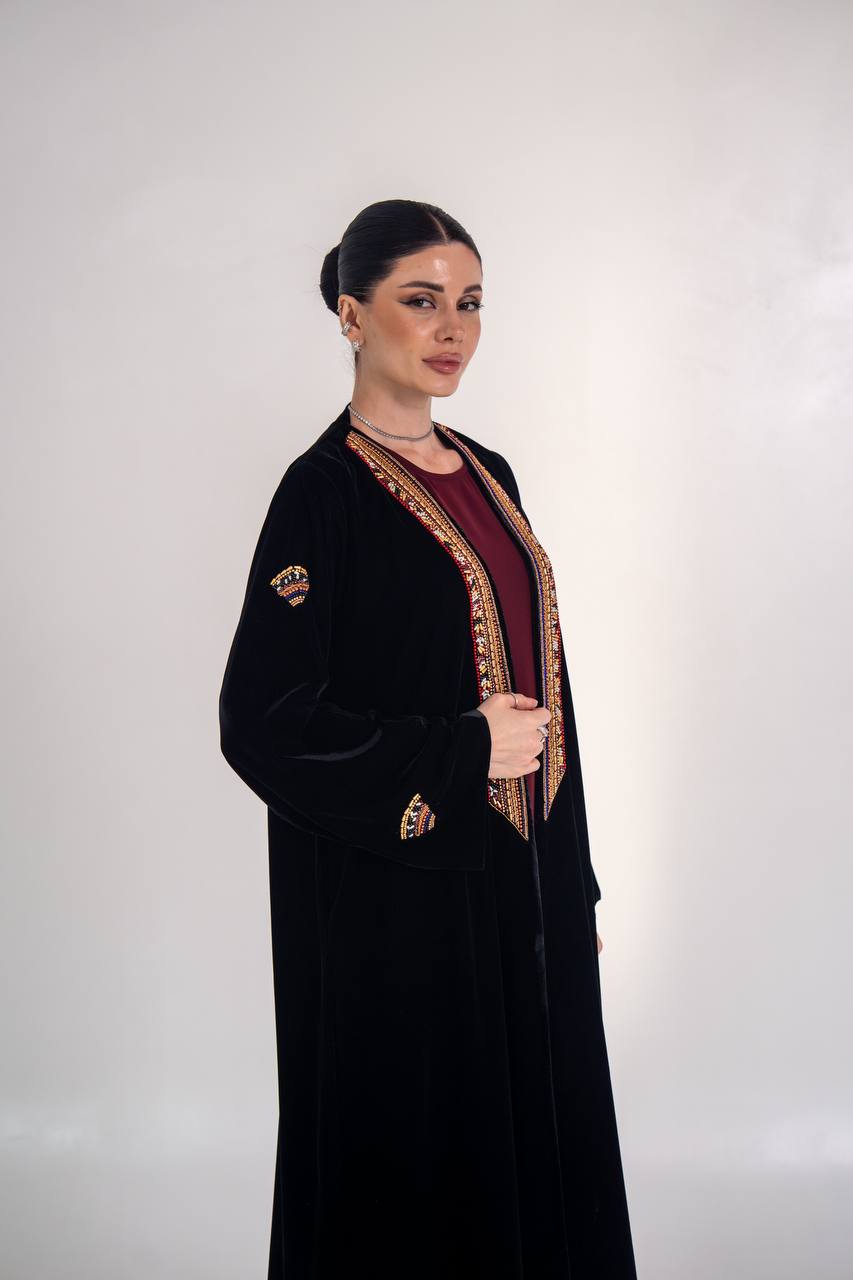 عباية مخمل باللون الاسود مع شك يدوي 