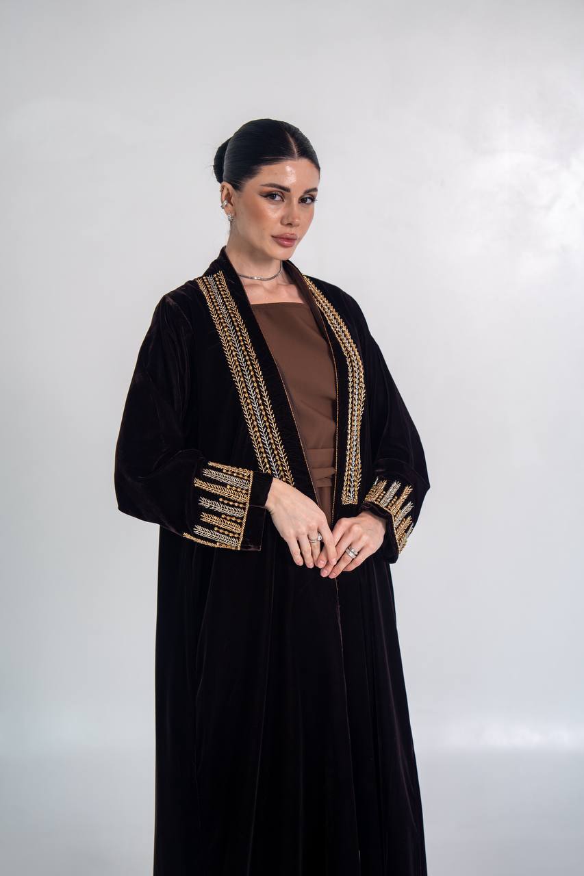 عباية مخمل باللون الاسود مع شك يدوي 