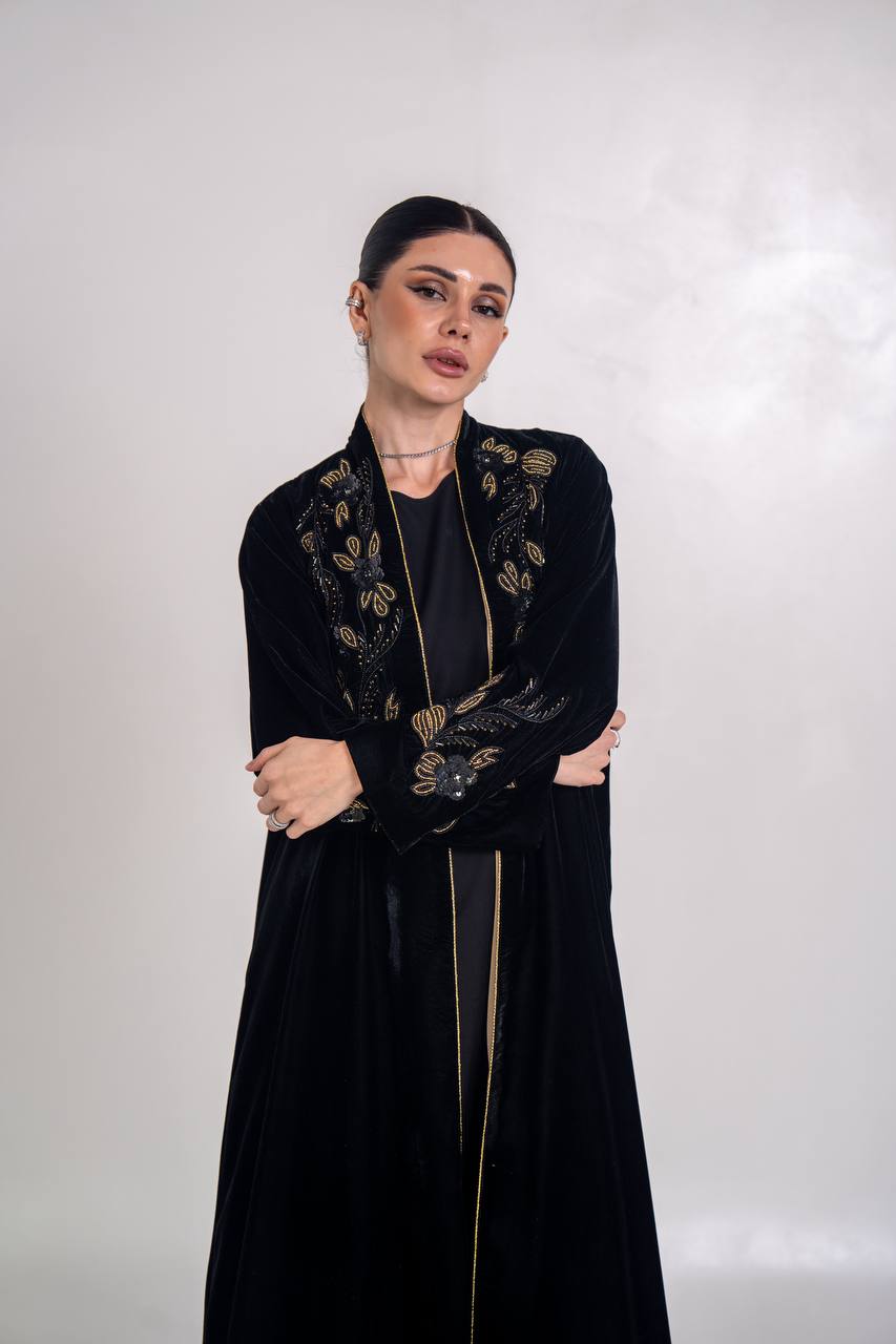 عباية مخمل باللون الاسود مع شك يدوي 