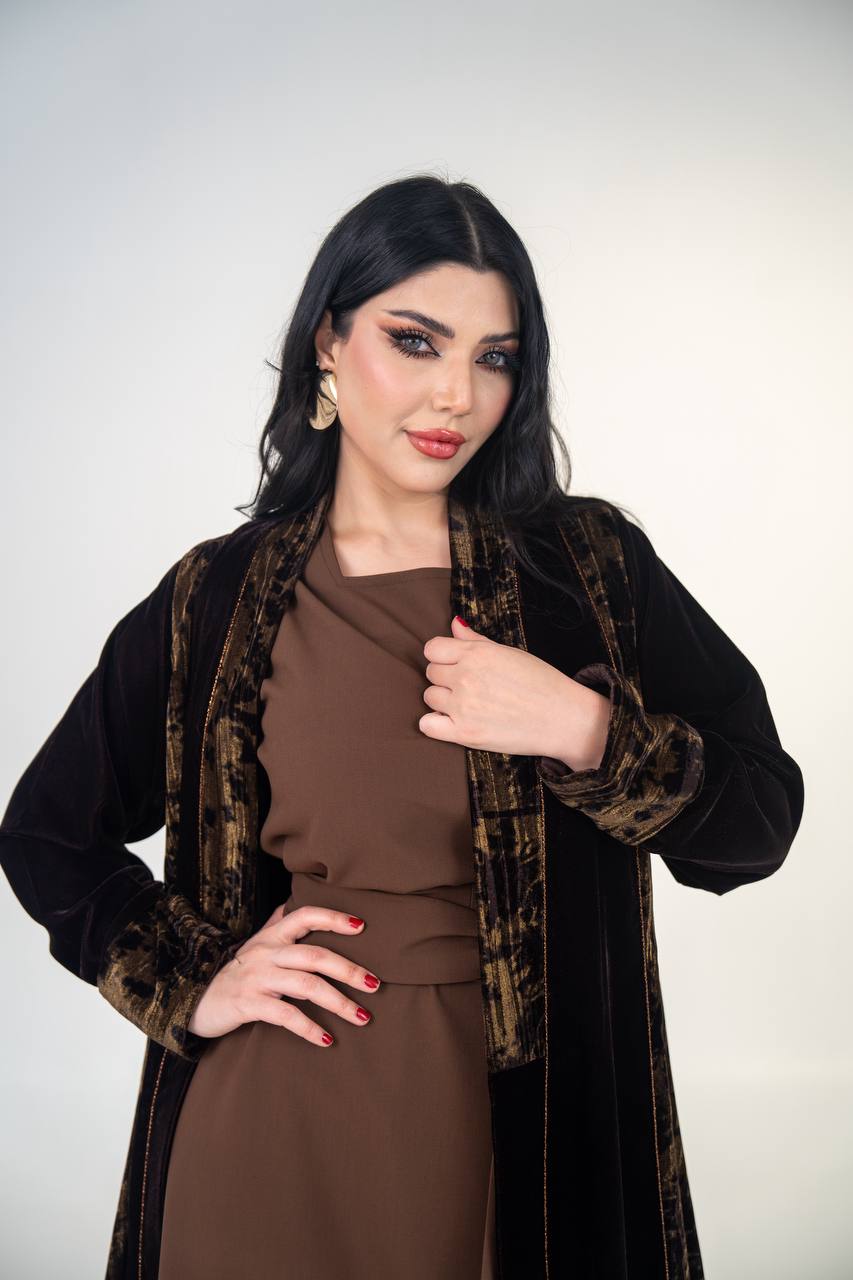 عباية مخمل سادة باللون الاسود مع مخمل مشجر 