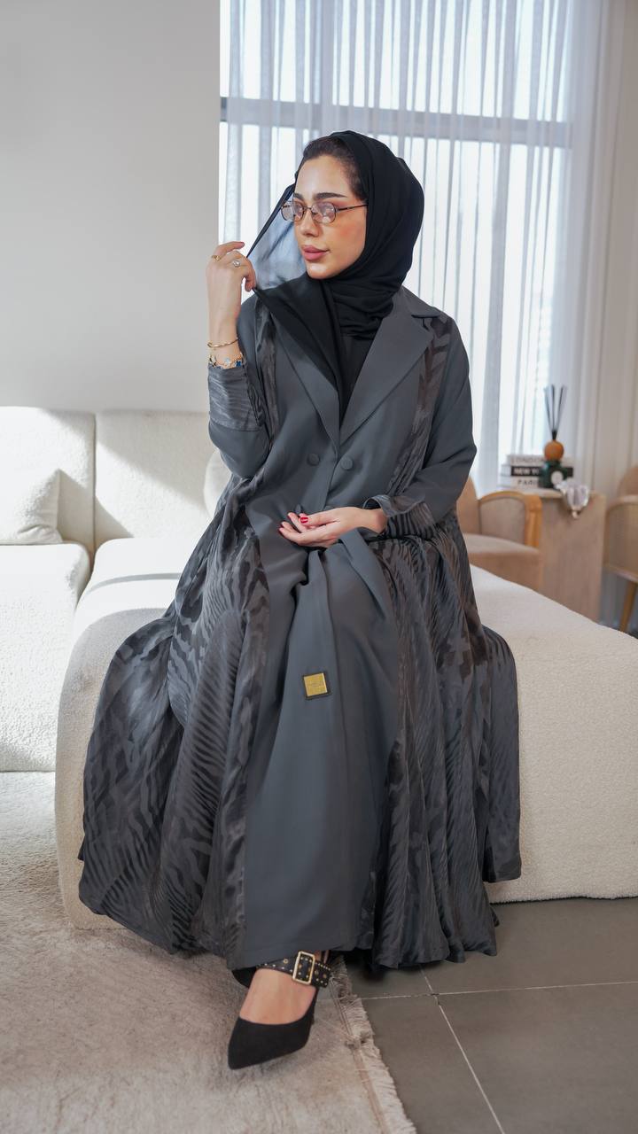 Crepe abaya with silk crepe on the sides, in gray.C:1077