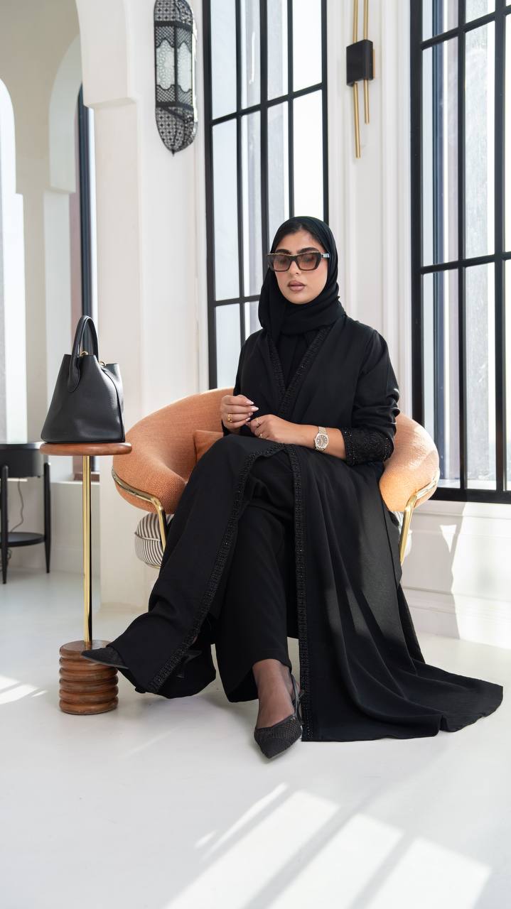 عباية كريب باللون الاسود مع تطريز . C:1099