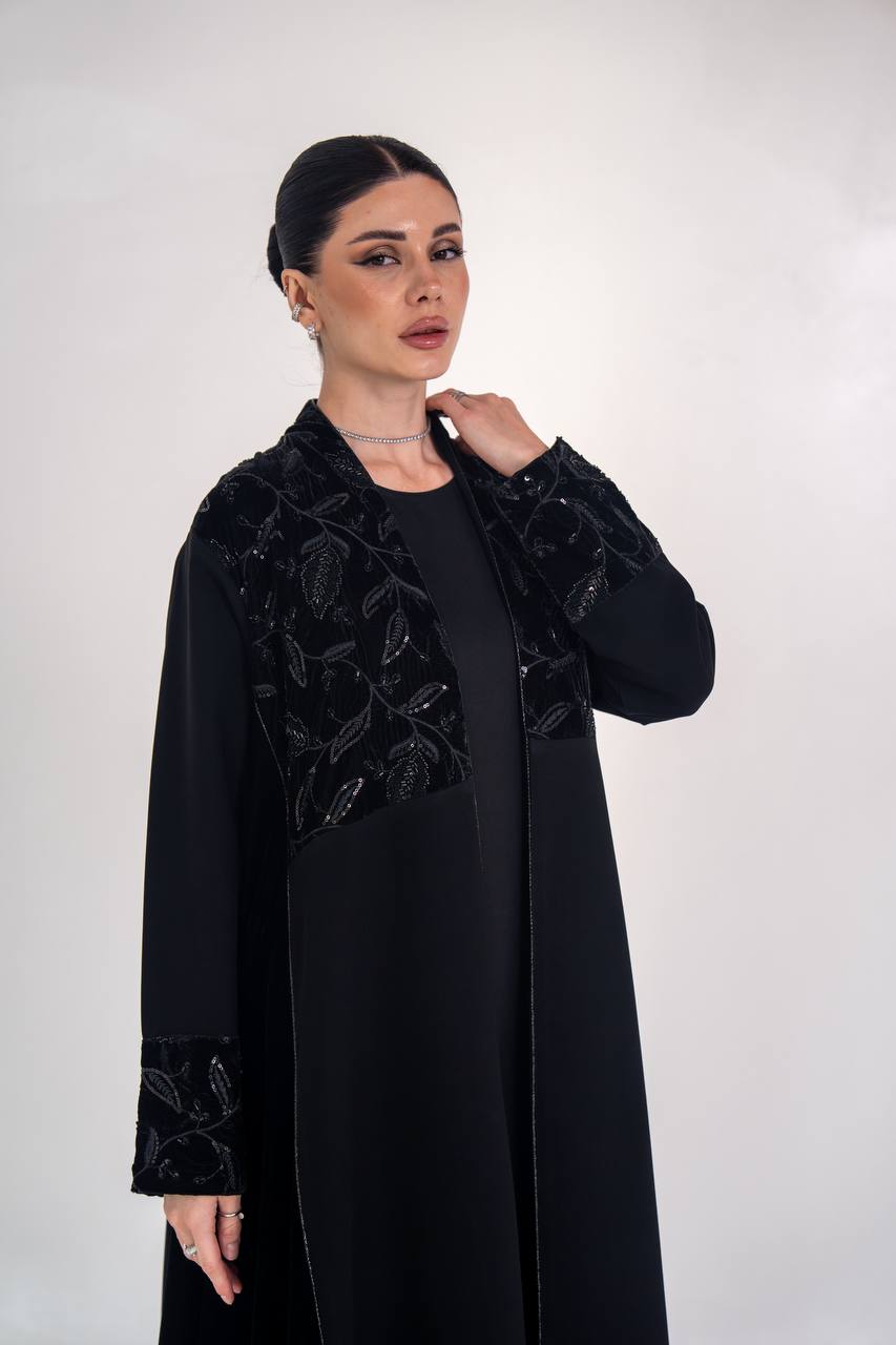 عباية كريب مع المخمل المطرز 