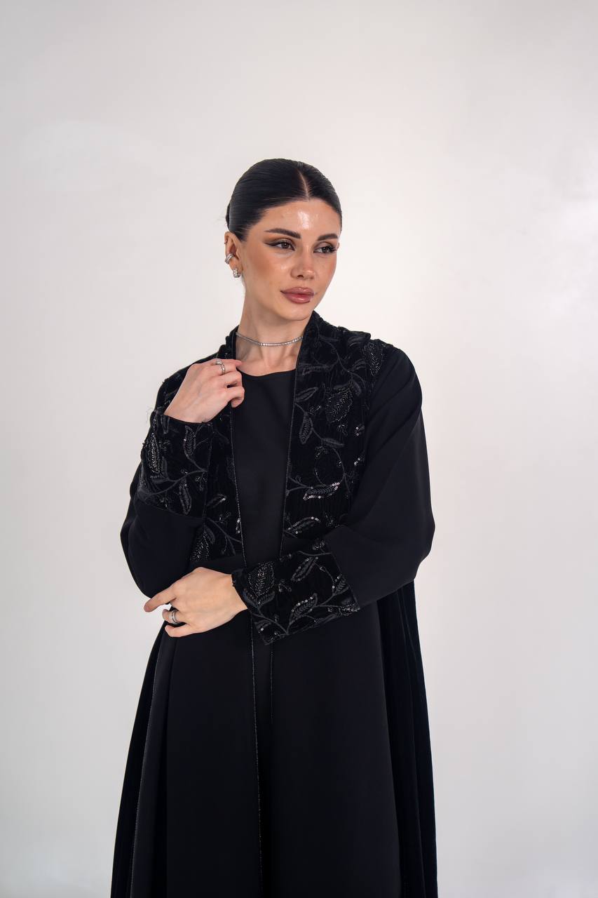 عباية كريب مع المخمل المطرز 