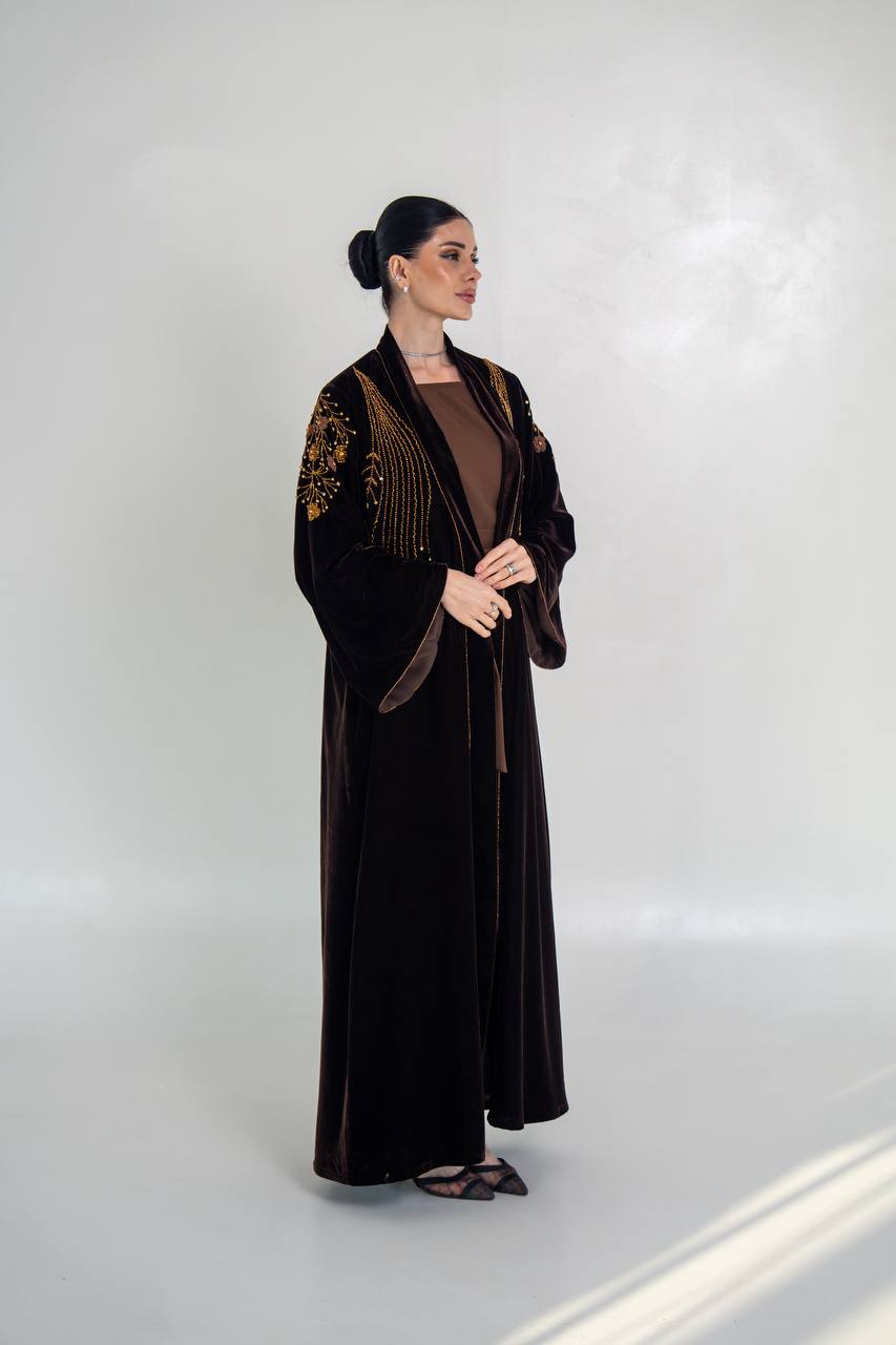 عباية مخمل باللون الاسود مع شك يدوي 