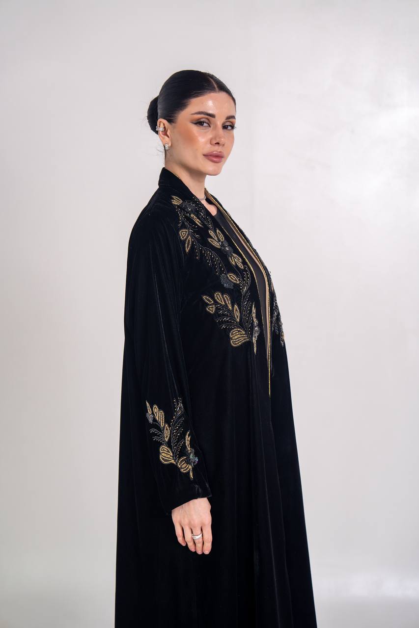 عباية مخمل باللون الاسود مع شك يدوي 