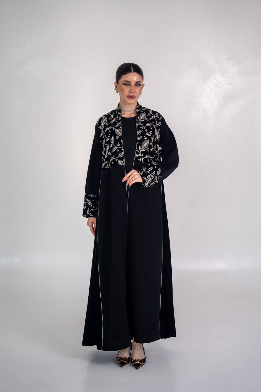 عباية كريب مع مخمل مطرز  