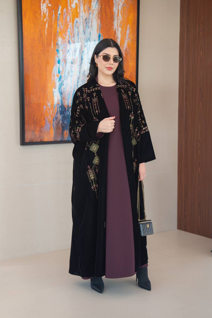 عباية بشت مخمل باللون الاسود مع تطريز 