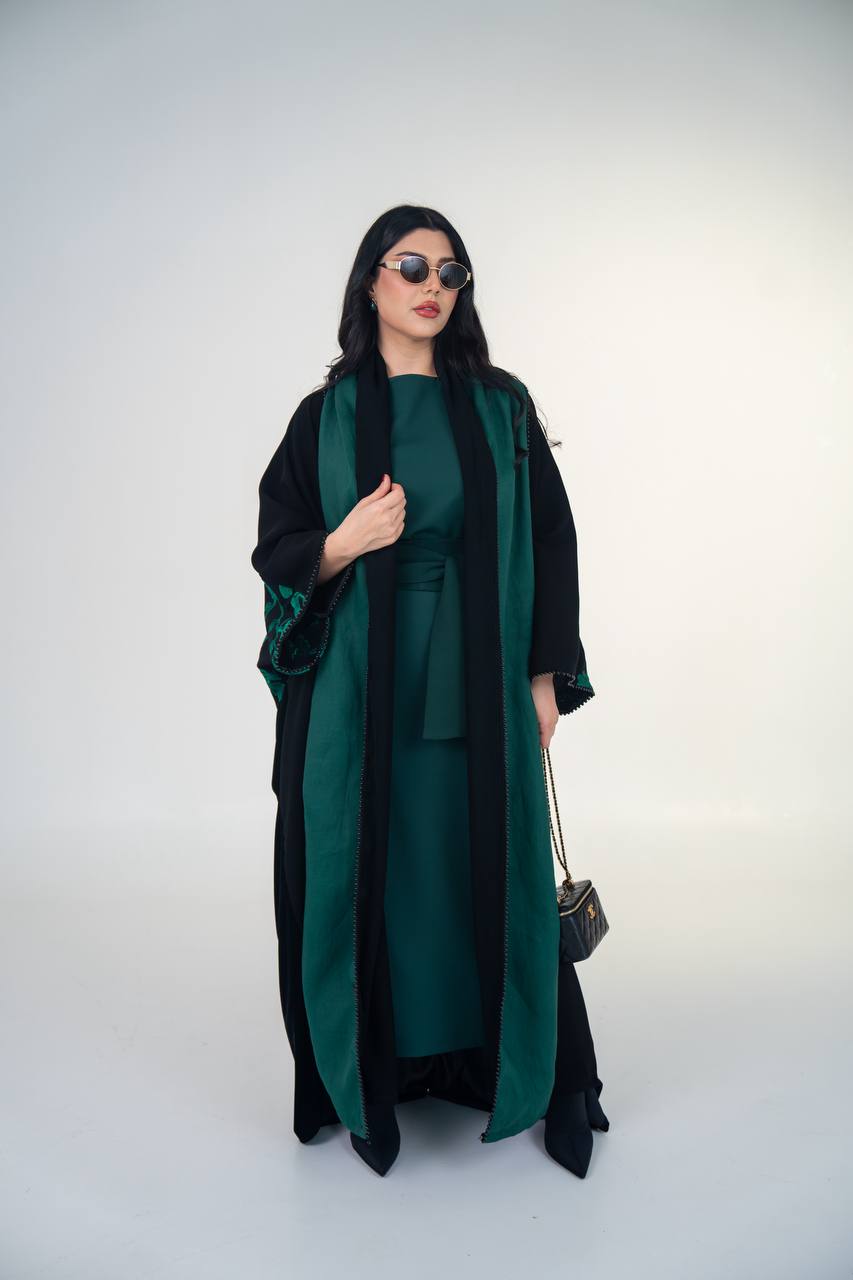 عباية بشت مخمل باللون الاسود مع كريب مطرز اخضر