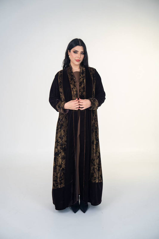 عباية مخمل سادة باللون الاسود مع مخمل مشجر 