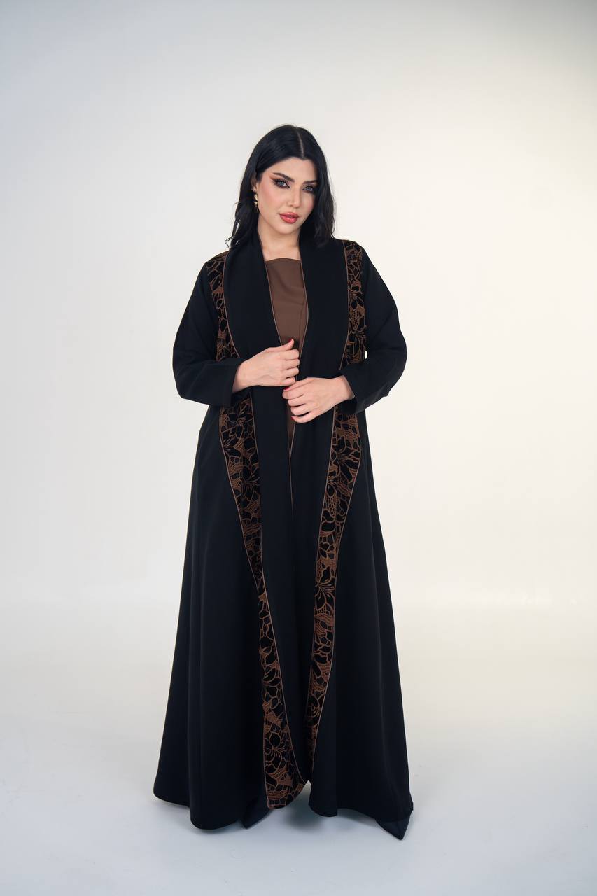 عباية كريب اسود مع مخمل مطرز 