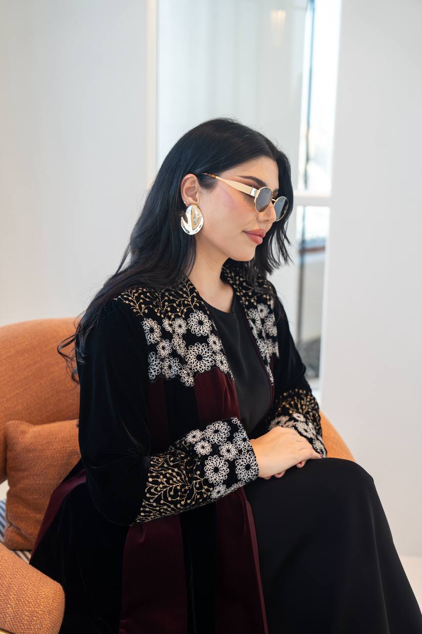 عباية مخمل باللون العنابي مع تطريز 