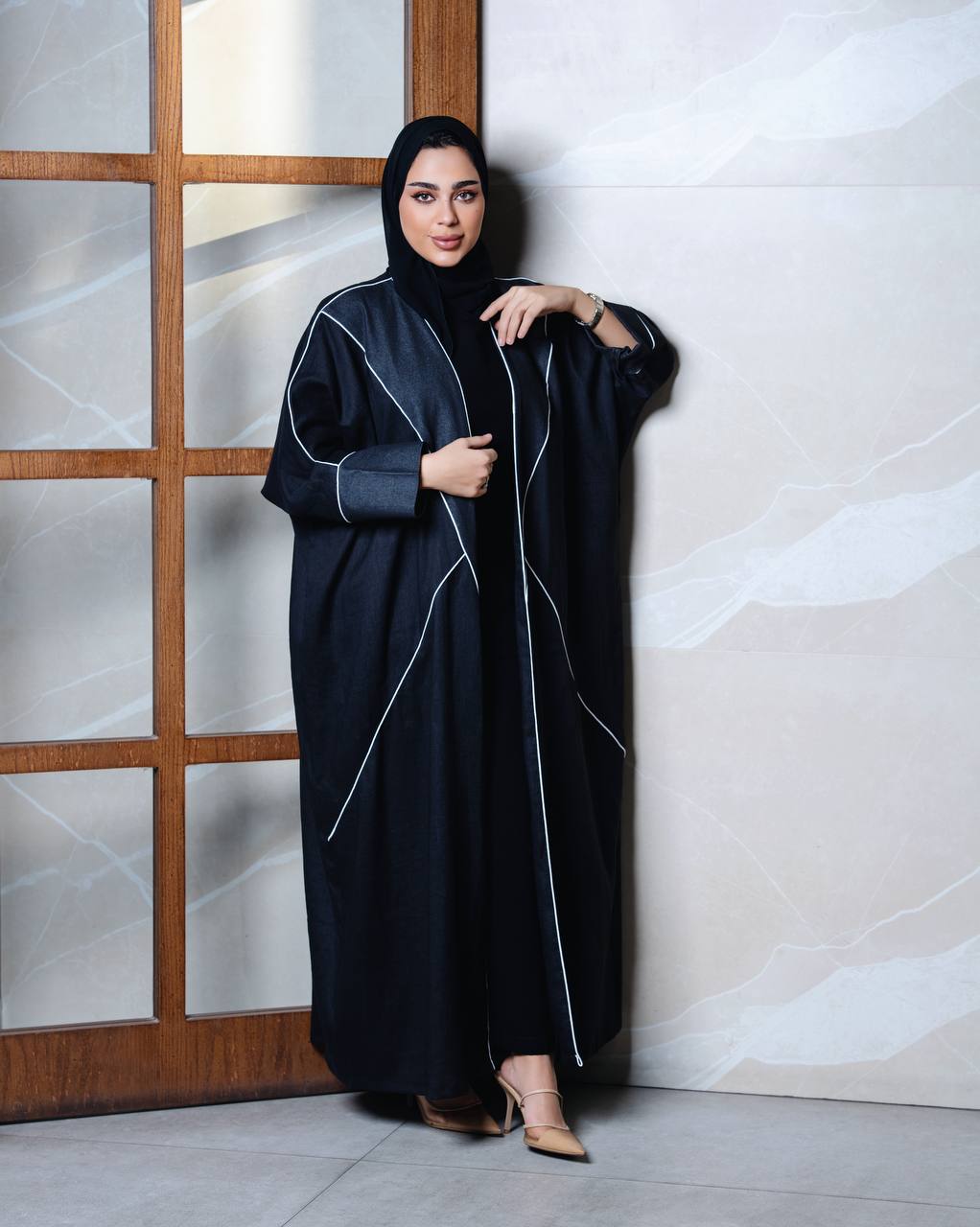Linen abaya in black with jeans