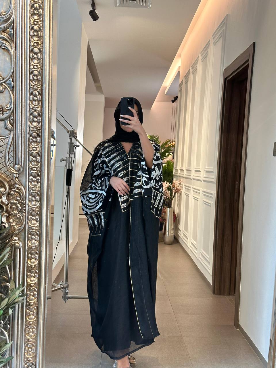 A black burlap cloak.C;1056